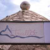 In alto resiste l�insegna con la scritta in corsivo �lido il trullo�, la cui �o� finale � sostituita da un sole